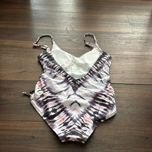 Tie Dye NWOT Swimming Suit with rushing sides, padded Bra & adjustable straps. - Picture 4 of 5